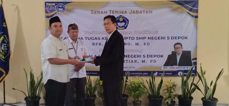 Sertijab Kepala SMPN 5 Depok, Iyang Bahtiar Resmi Gantikan Sumarno