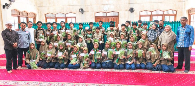 SMP Muhammadiyah 29 Berbagi Kebahagiaan dengan Santunan Anak Yatim, Guru Purna, dan Warga Sekitar