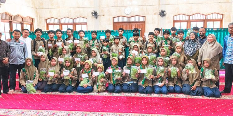 SMP Muhammadiyah 29 Berbagi Kebahagiaan dengan Santunan Anak Yatim, Guru Purna, dan Warga Sekitar