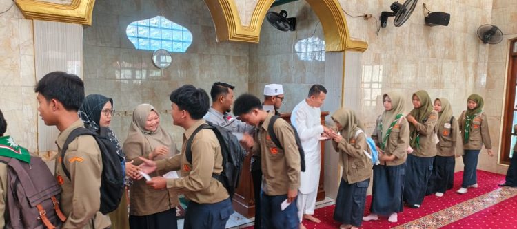 SMP Muhammadiyah 29 Berbagi Kebahagiaan dengan Santunan Anak Yatim, Guru Purna, dan Warga Sekitar