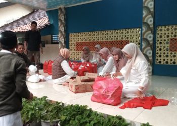 PGRI Cabang Sukmajaya Bagikan 400 Paket Takjil kepada Pengguna Jalan dan Yatim