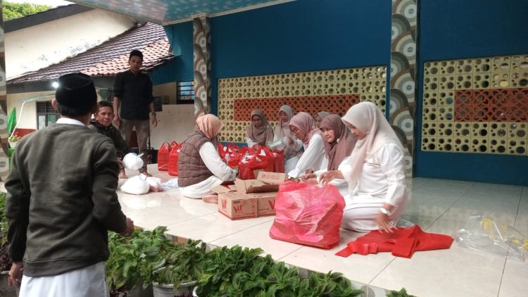 PGRI Cabang Sukmajaya Bagikan 400 Paket Takjil kepada Pengguna Jalan dan Yatim