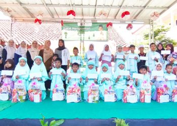 SDN Depok Baru 1 Salurkan Zakat dan Santunan untuk 50 Siswa Yatim dan Dhuafa