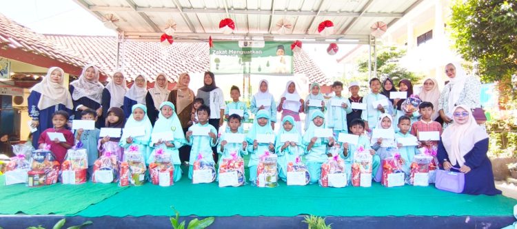 SDN Depok Baru 1 Salurkan Zakat dan Santunan untuk 50 Siswa Yatim dan Dhuafa