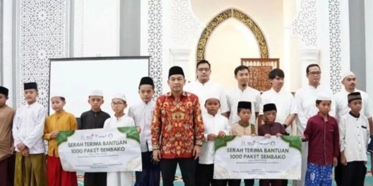 Ribuan Anak Yatim dan Duafa Terima Santunan Ramadan di Masjid Endan Andansih Purwakarta