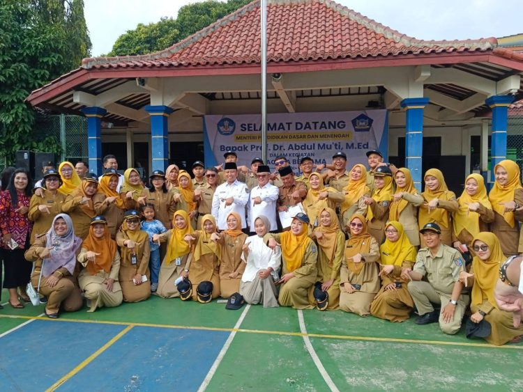 Jadi Pembina Upacara di SMPN 2 Depok, Mendikdasmen Abdul Mu’ti Ajak Siswa Bangun Masa Depan Tanpa Kekerasan