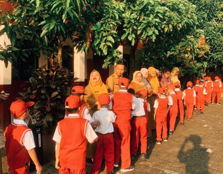 Halalbihalal Hari Pertama Sekolah, SDN Sawangan 02 Pererat Silaturahmi Siswa dan Guru
