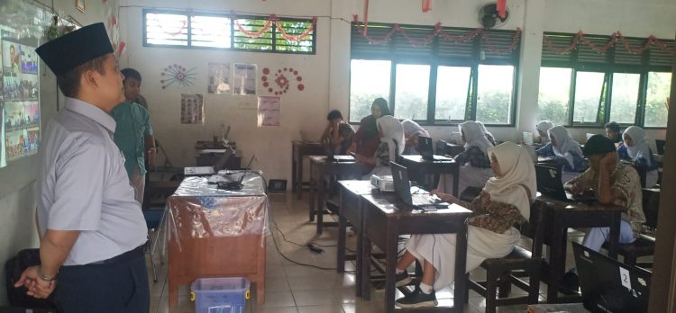 SMPN 14 Depok Laksanakan TKA Dua Gelombang, Hari Kedua Berlangsung Lancar