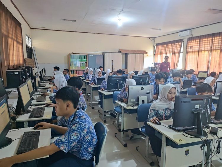 Ratusan Siswa SMPN 10 Depok Ikuti TKA, Ujian Dipantau BBPMP dan Kemendikdasmen