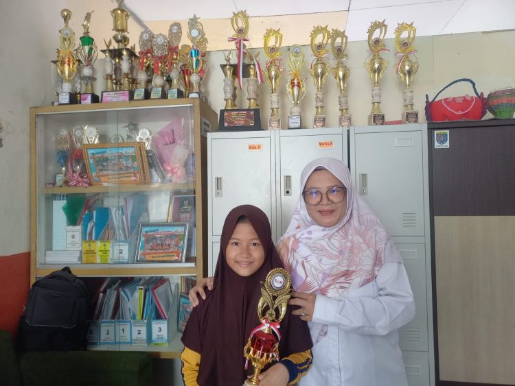 Siswi SDN Bedahan 03 Raih Juara 1 Lomba Baca Puisi Felsi Tingkat Kecamatan Sawangan