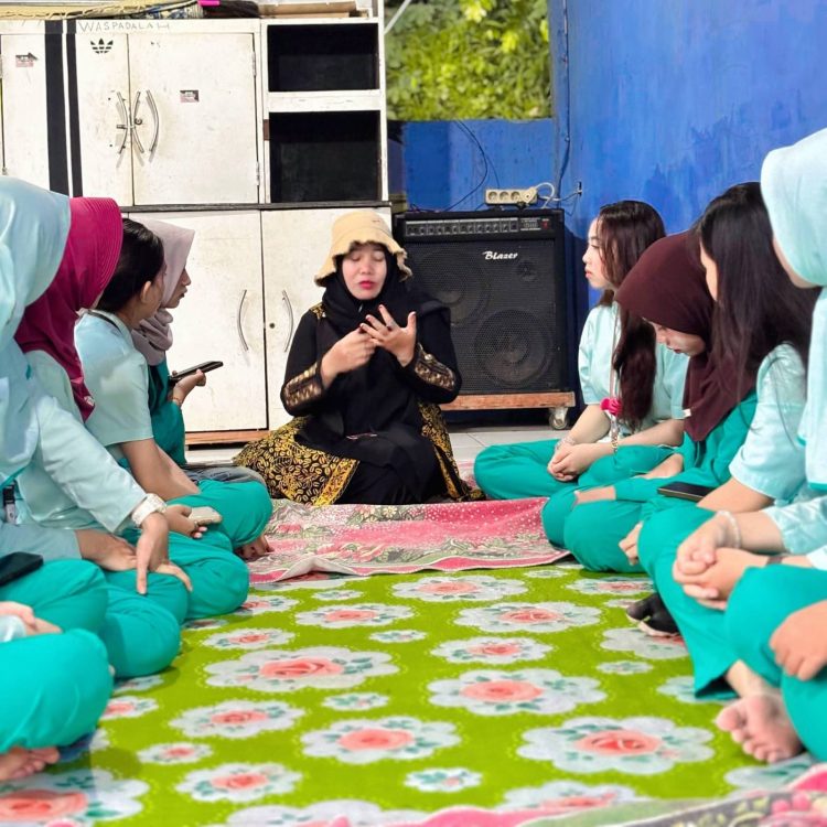 Rumah Baca Ceria (RBC) Fasilitasi Diskusi Mahasiswi tentang Tradisi Pengobatan Jawa