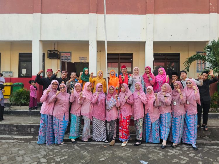 Semangat Kartini, Guru Perempuan Pimpin Upacara di SDN Duren Seribu 01