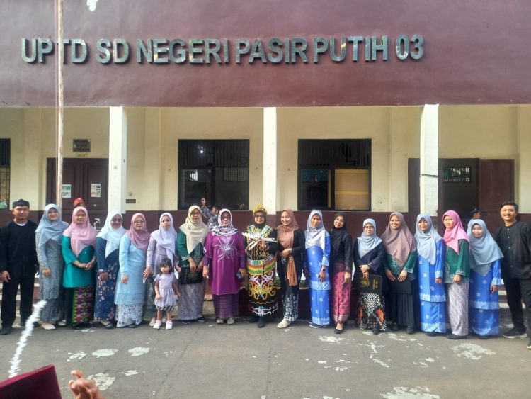 Angkat Nilai Kesetaraan, SDN Pasir Putih 03 Meriahkan Hari Kartini dengan Pawai dan Lomba