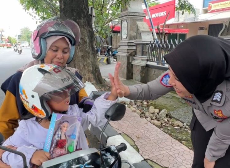 Cara Unik Polisi Edukasi Anak: Tertib Lalu Lintas Langsung Dapat Hadiah