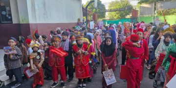 Peringati Hari Kartini, SDN Kalibaru 2 Gelar Pawai dan Atraksi Seni Literasi