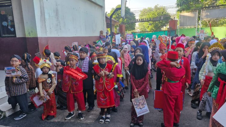 Peringati Hari Kartini, SDN Kalibaru 2 Gelar Pawai dan Atraksi Seni Literasi