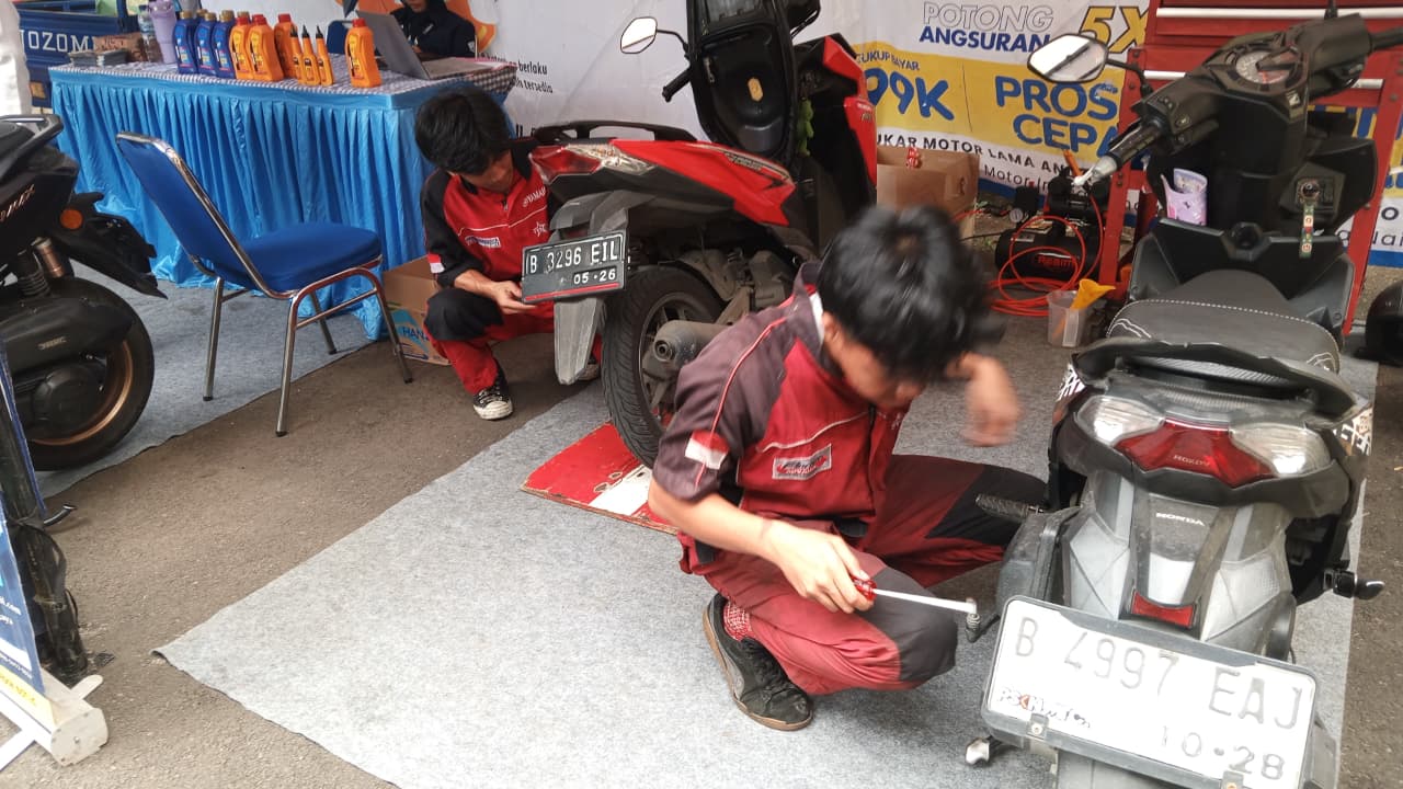 SMK Tirtajaya Hadirkan Servis Motor Gratis, Warga Antusias Manfaatkan Layanan