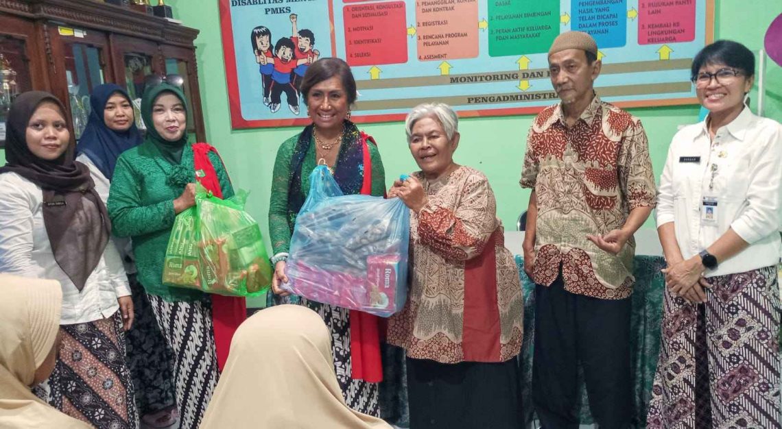GWS Jepara Tebar Kepedulian, Kunjungi Panti Lansia di Potroyudan