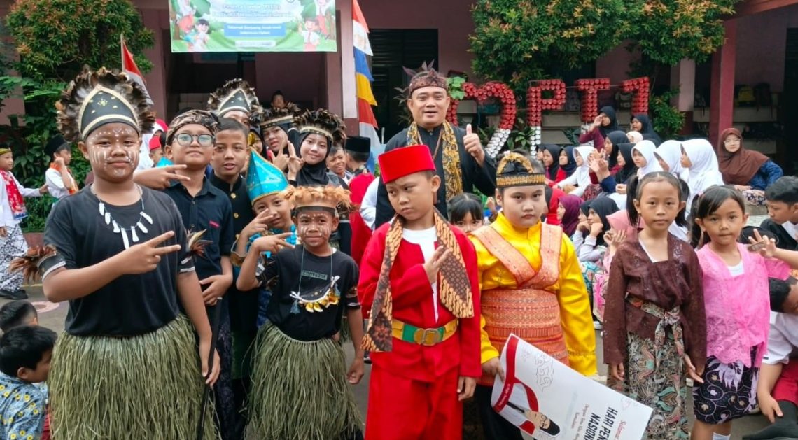 SDN Pangkalan Jati 1 Gelar Upacara dan Pawai Hardiknas serta HUT ke-27 Kota Depok