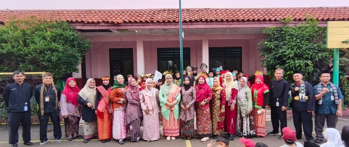 SDN Pangkalan Jati 1 Gelar Upacara dan Pawai Hardiknas serta HUT ke-27 Kota Depok