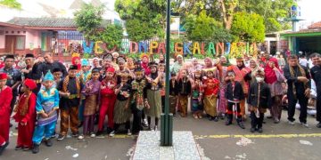 SDN Pangkalan Jati 1 Gelar Upacara dan Pawai Hardiknas serta HUT ke-27 Kota Depok