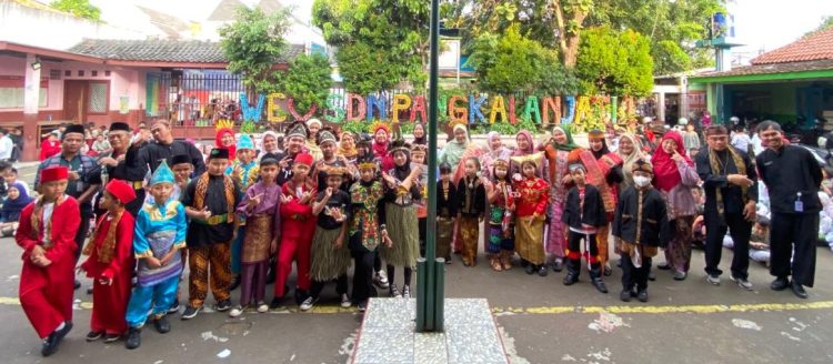SDN Pangkalan Jati 1 Gelar Upacara dan Pawai Hardiknas serta HUT ke-27 Kota Depok