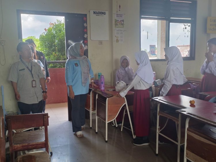 Darurat Ruang Kelas di SDN Pengasinan 03, Wakil Ketua DPRD Yuni Indriyani Tinjau Lokasi