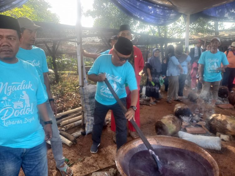 Lurah Umar dan Warga Kompak Ngaduk Dodol di Lebaran Depok 2026